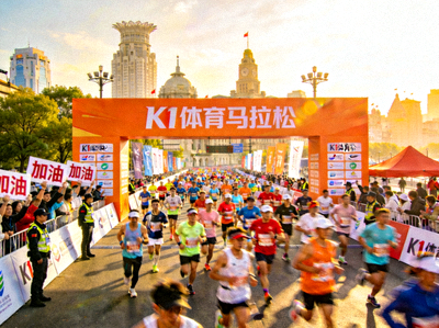 K1体育策划的大型城市马拉松赛事活动现场，人群涌动